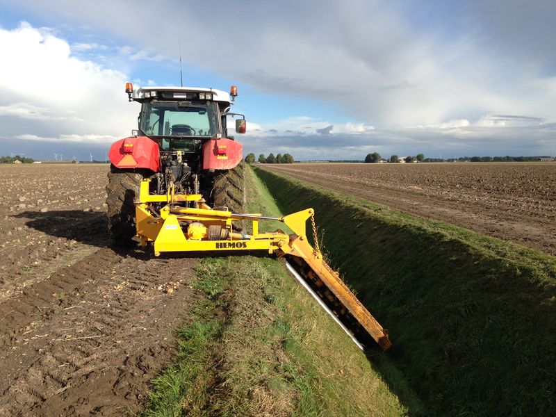 Langs de Overijssselse tocht en Vuursteentocht maai ik alleen de bovenkant. Met deze maaier komen we niet onderin. Waterschap Zuiderzeeland maait eens in de 2 jaar de onderkant mee waar vooral hoog riet staat.