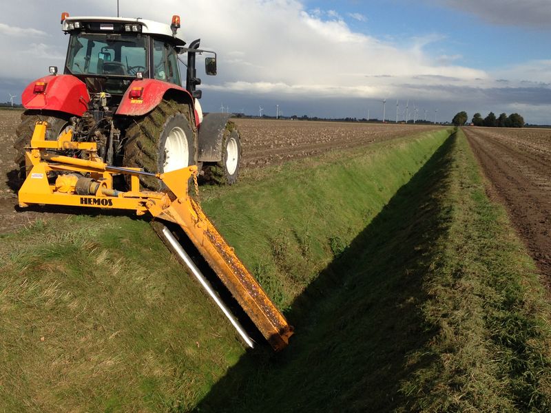 Langs de Overijssselse tocht en Vuursteentocht maai ik alleen de bovenkant. Met deze maaier komen we niet onderin. Waterschap Zuiderzeeland maait eens in de 2 jaar de onderkant mee waar vooral hoog riet staat.