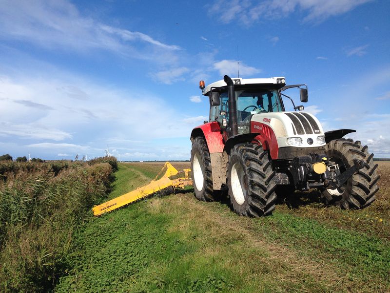 Langs de Overijssselse tocht en Vuursteentocht maai ik alleen de bovenkant. Met deze maaier komen we niet onderin. Waterschap Zuiderzeeland maait eens in de 2 jaar de onderkant mee waar vooral hoog riet staat.