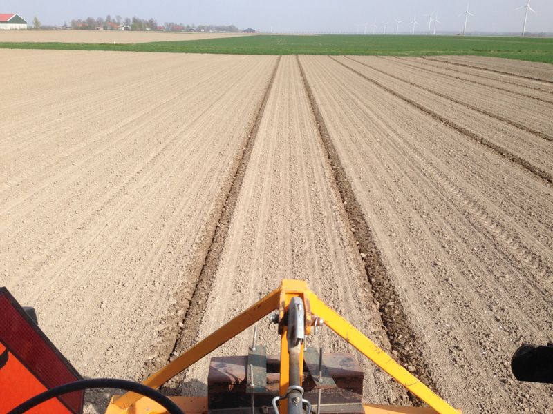 3 april 2014; woelen sporen van uienzaaimachine