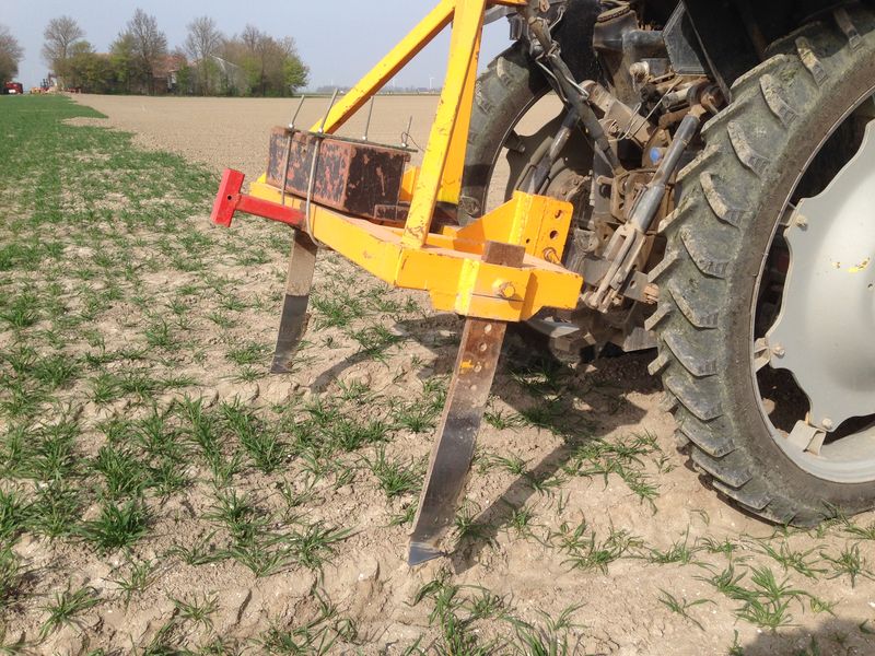 3 april 2014; woelen sporen van uienzaaimachine