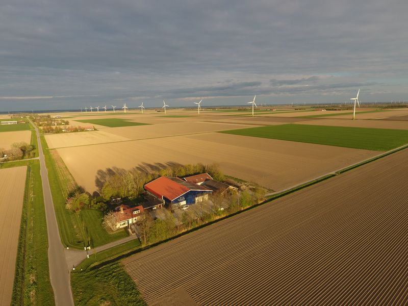 Het bedrijf vanuit de lucht aan de Elandweg 73