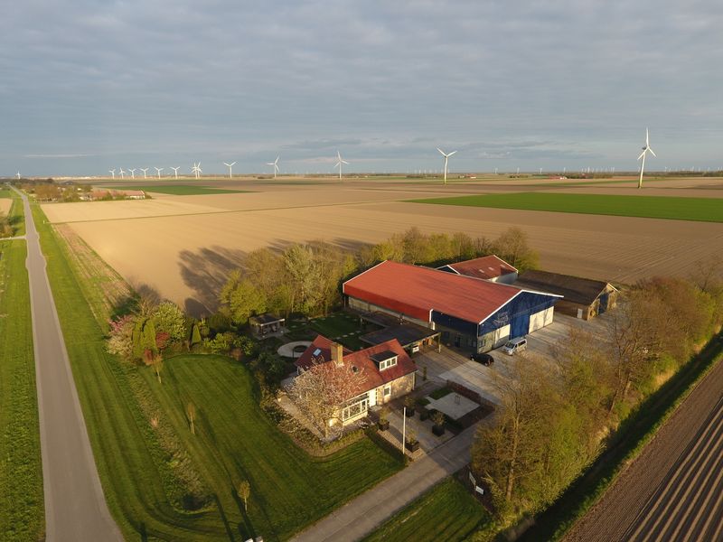 Het bedrijf vanuit de lucht aan de Elandweg 73