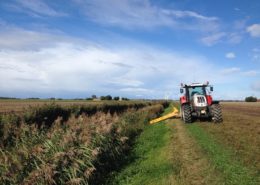 Langs de Overijssselse tocht en Vuursteentocht maai ik alleen de bovenkant. Met deze maaier komen we niet onderin. Waterschap Zuiderzeeland maait eens in de 2 jaar de onderkant mee waar vooral hoog riet staat.