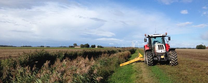 Langs de Overijssselse tocht en Vuursteentocht maai ik alleen de bovenkant. Met deze maaier komen we niet onderin. Waterschap Zuiderzeeland maait eens in de 2 jaar de onderkant mee waar vooral hoog riet staat.