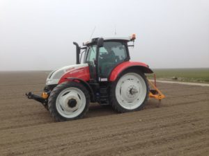 18 maart 2015; trekkersporen uienzaaimachine woelen