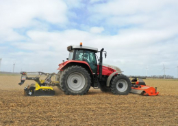 3 april 2021; suikerbieten land voorbewerken met Moreni rotorkopeg en Perfect klepelmaaier