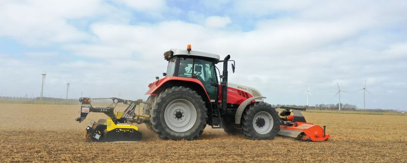 3 april 2021; suikerbieten land voorbewerken met Moreni rotorkopeg en Perfect klepelmaaier