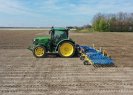 14 april 2022; korst breken in suikerbieten met de wiedeg