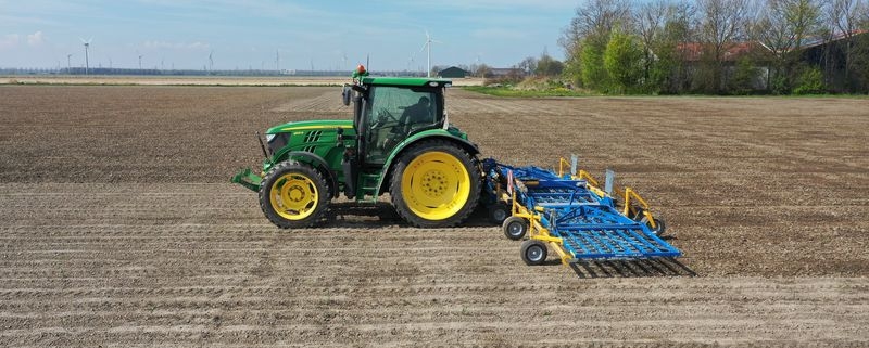 14 april 2022; korst breken in suikerbieten met de wiedeg